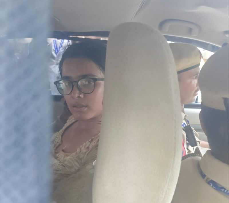 Delhi Police Assault Women Protesters Demanding CEC Gyanesh Kumar's Resignation