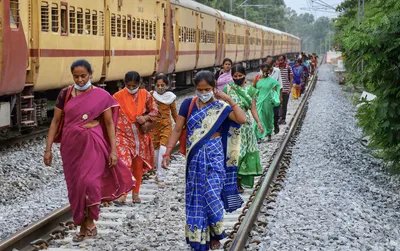 book review  working lives in the shadows of the global city