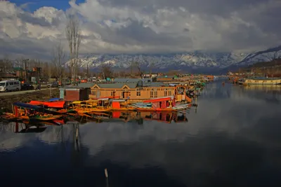 houseboats on srinagar s dal aren t solely – or even primarily – responsible for polluting the lake
