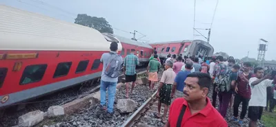 another railway accident  howrah mumbai mail derails in jharkhand  killing 2  injuring 20