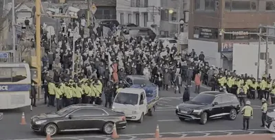 south korea  high drama as impeached president yoon sukyeol resists arrest