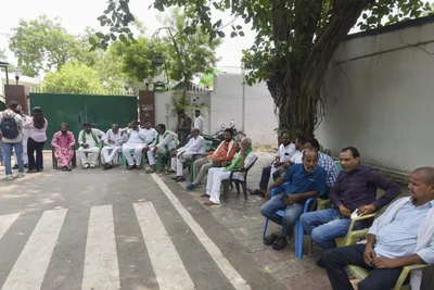 after bihar govt withdraws z cover  lalu  rabri devi return security personnel in protest  rjd workers guard residence