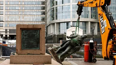 confronting a bygone era  london removes slave trader statue