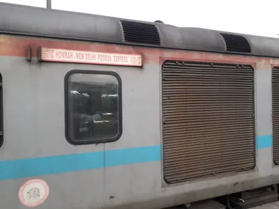 howrah new delhi poorva express derails near kanpur leaving 14 injured