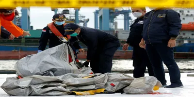 indonesia finds body parts  debris  detects emergency signal of crashed jet