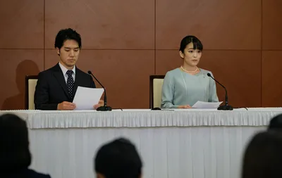 japan s princess mako defies dictum to marry commoner  gives up royal title