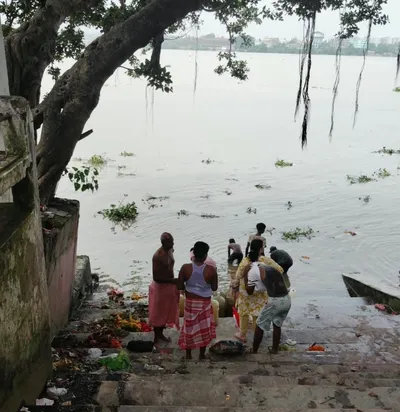 water  water everywhere  but not a drop for the muslims of a kolkata slum