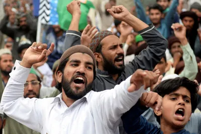 pakistan govt releases 350 activists of banned islamist group to resolve tense standoff