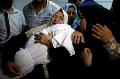 gazans bury dead after bloodiest day of border protests