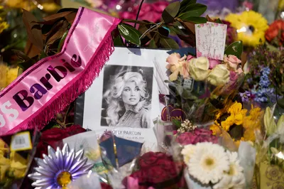 how the ‘backwoods barbie’ dolly parton turned self‑aware artifice into authentic artistry