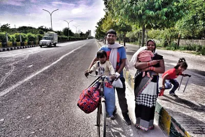 in photos  the poor set off on foot  to up and bihar  as lockdown makes delhi a ghost city