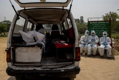 india s coronavirus deaths exceed 2 lakh after record surge in cases