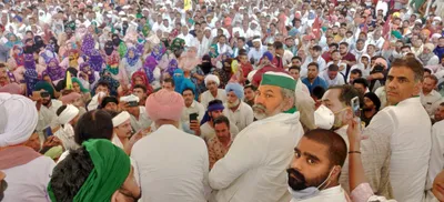 rakesh tikait  yogendra yadav  chaduni lead dharna for farmers  release at haryana ps