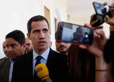 venezuela power struggle heats up with guaido curbs  protest plans