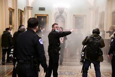 us capitol police officer dies of injuries from riot by trump supporters