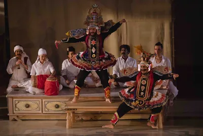 ariane mnouchkine s  room in india  marries comedy with traditional theatrical forms