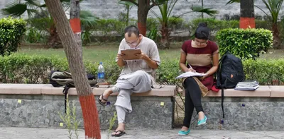 abvp calls du’s revised syllabus ‘anti rss’  protests outside vc’s office