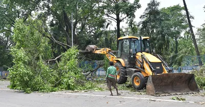 already juggling covid 19 duties  kolkata police now help clear amphan s devastation