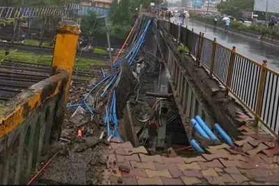 bridge collapses at mumbai s andheri station  five injured