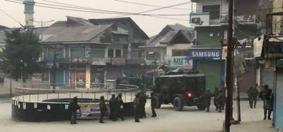 militants gun down two policemen in north kashmir s bandipora