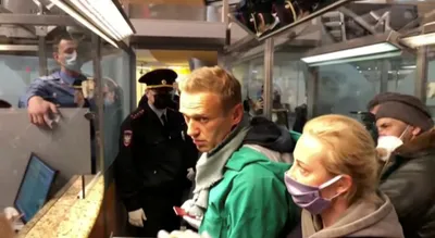 russian police detain kremlin critic alexei navalny on arrival at airport