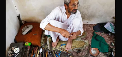 kashmir s  german khars   who can repair any pre electronic era equipment  are fading away