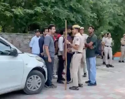 police stop autorickshaws from reaching jantar mantar  don t say why