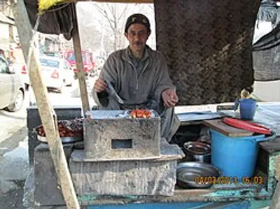 kashmir s informal markets face an economy of unequal opportunity and risk