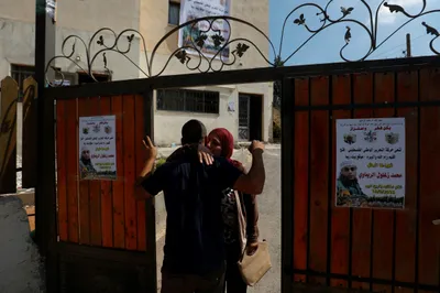 palestinians say israeli troops fire on gaza protesters killing two