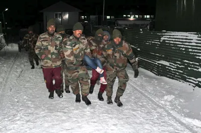 snowfall in darjeeling  gangtok after 10 years  army rescues tourists from nathu la