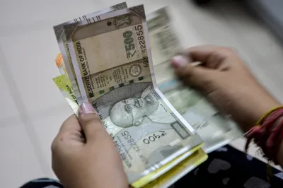 rupee under pressure ends at rs 91 47     steepest one day fall in a month