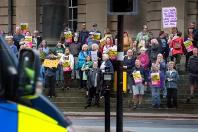 ‘refugees welcome’  uk far right violence spurs anti racism demonstrations