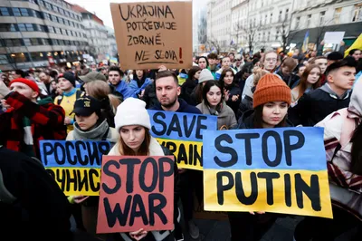 russian troops advance on kyiv as ukrainian leader pleads for help