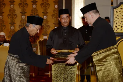 mahathir mohamad sworn in as malaysia s seventh prime minister
