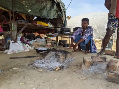 watch   construction workers stranded near meerut run out of food