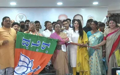 bengal  as bjp aggressively engineers defections  tmc struggles to retain leaders