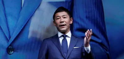 japanese billionaire set to be first private passenger on spacex moon flight