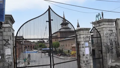 shab e qadr prayers barred at kashmir’s jamia masjid  mirwaiz again under ‘house arrest’