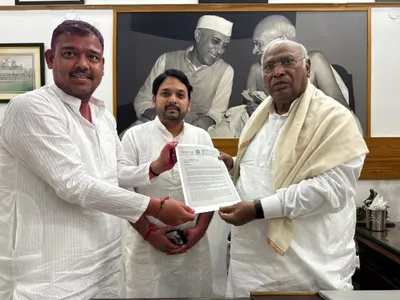 independent mp elect vishal patil extends unconditional support to congress