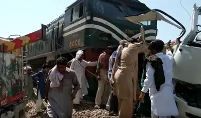 pakistan  29 people  mostly pakistani sikh pilgrims  killed in train bus collision