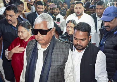 lalu yadav calls for march to lok bhawan over ak 47 use against student protesters in siwan