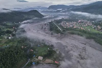 nepal tibet flash floods  another warning as bhotekoshi river levels rise  more than 700 dead so far