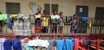 yemeni civilians shelter in schools from air strikes in battle for major port