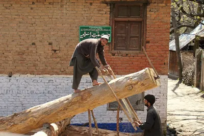 for migrant workers in kashmir  shutdown brings less work and more worries