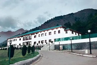  jinxed  hari niwas  which most j k cms avoided  now plays home to omar abdullah