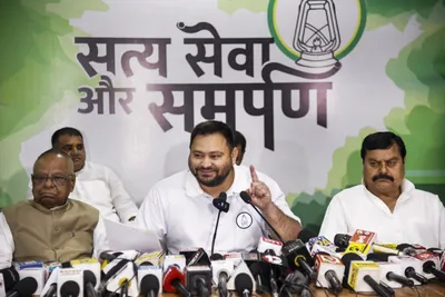 bihar polls  tejashwi yadav promises government staff status for jeevika didi  contractual workers