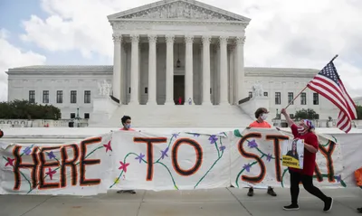 us supreme court blocks trump bid to end  dreamers  immigrant program