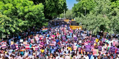 hundreds of trinamool supporters arrive in delhi to protest non release of mgnregs  pmay funds