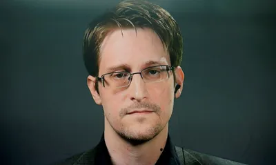 putin grants russian citizenship to us whistleblower edward snowden