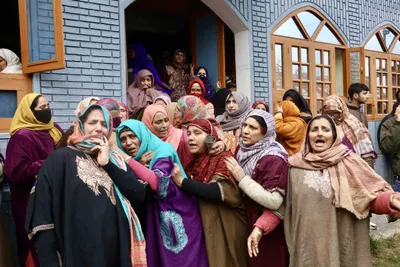 kashmir  militants shoot dead retired top cop whose security detail was recently withdrawn